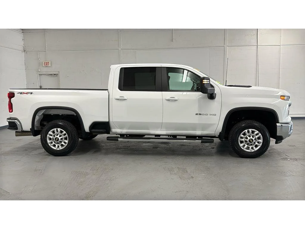 Used 2025 Summit White Chevrolet LT image 2