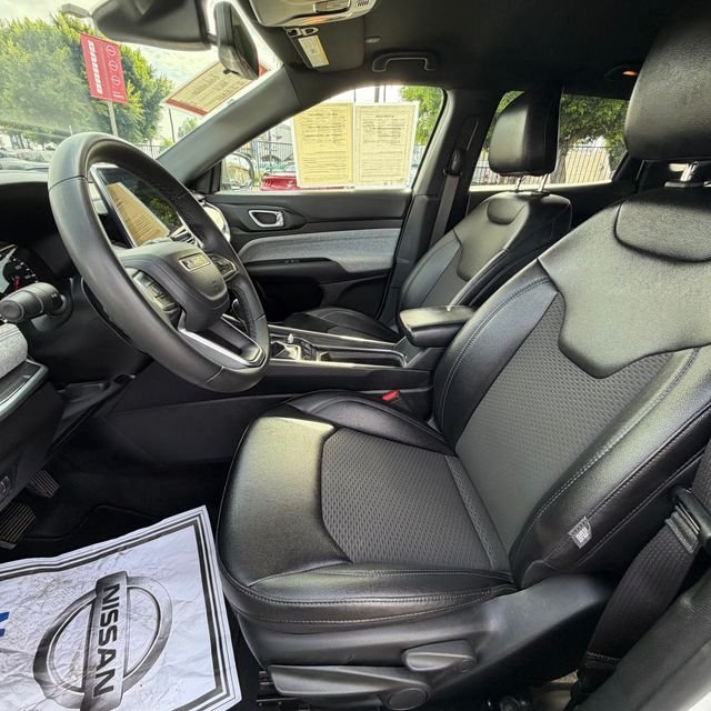 Used 2024 White Jeep Latitude image 27