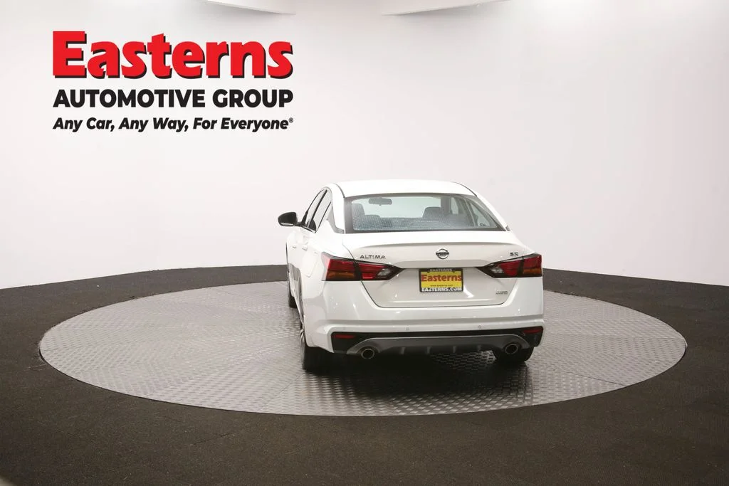Used 2022 White Nissan 2.5 SR image 62