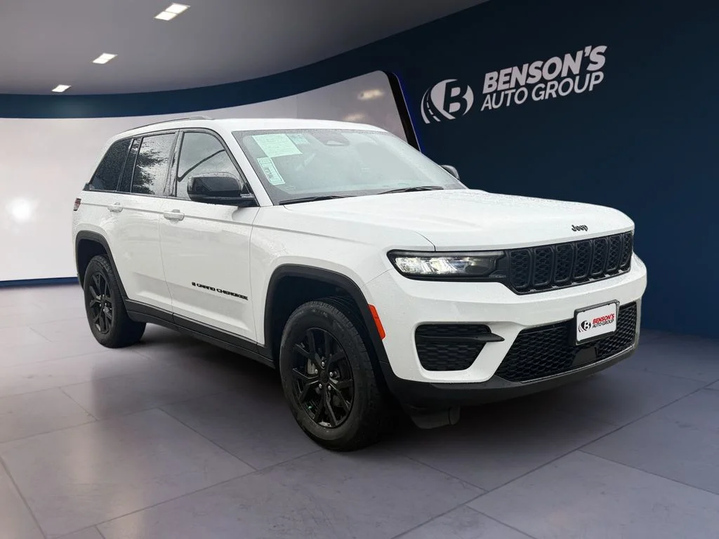 Used 2025 White Jeep Altitude image 7