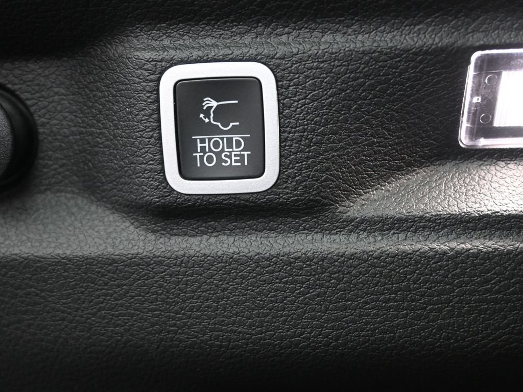 New 2025 Diamond Black Crystal Pearl-Coat Exterior Paint Jeep Altitude X image 25