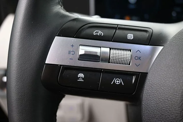 Used 2025 Gray Hyundai SEL Convenience image 20
