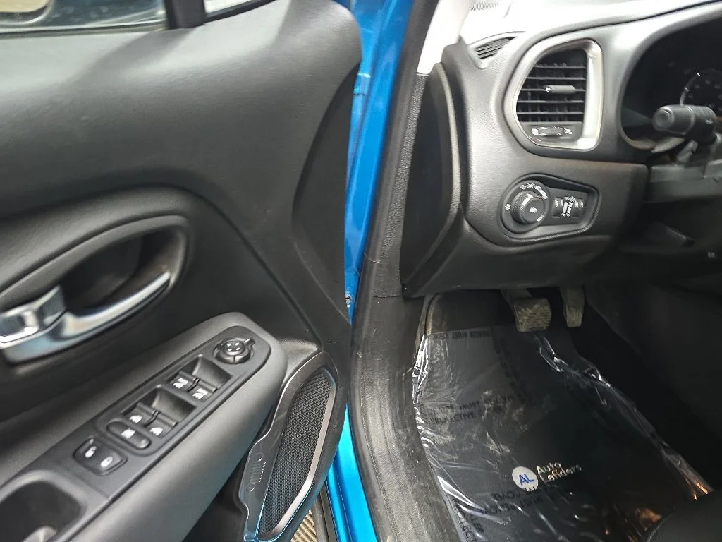 Used 2022 Teal Jeep Latitude image 28