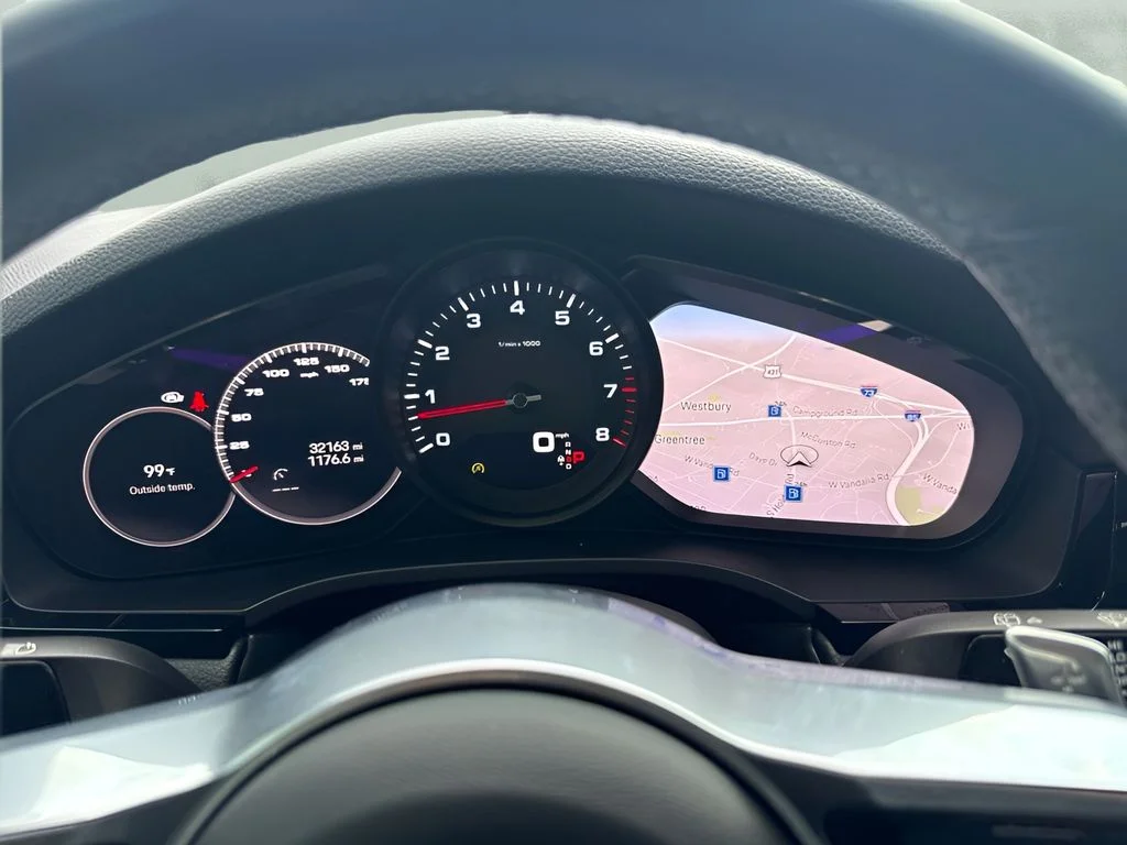 Used 2023  Porsche Base image 17