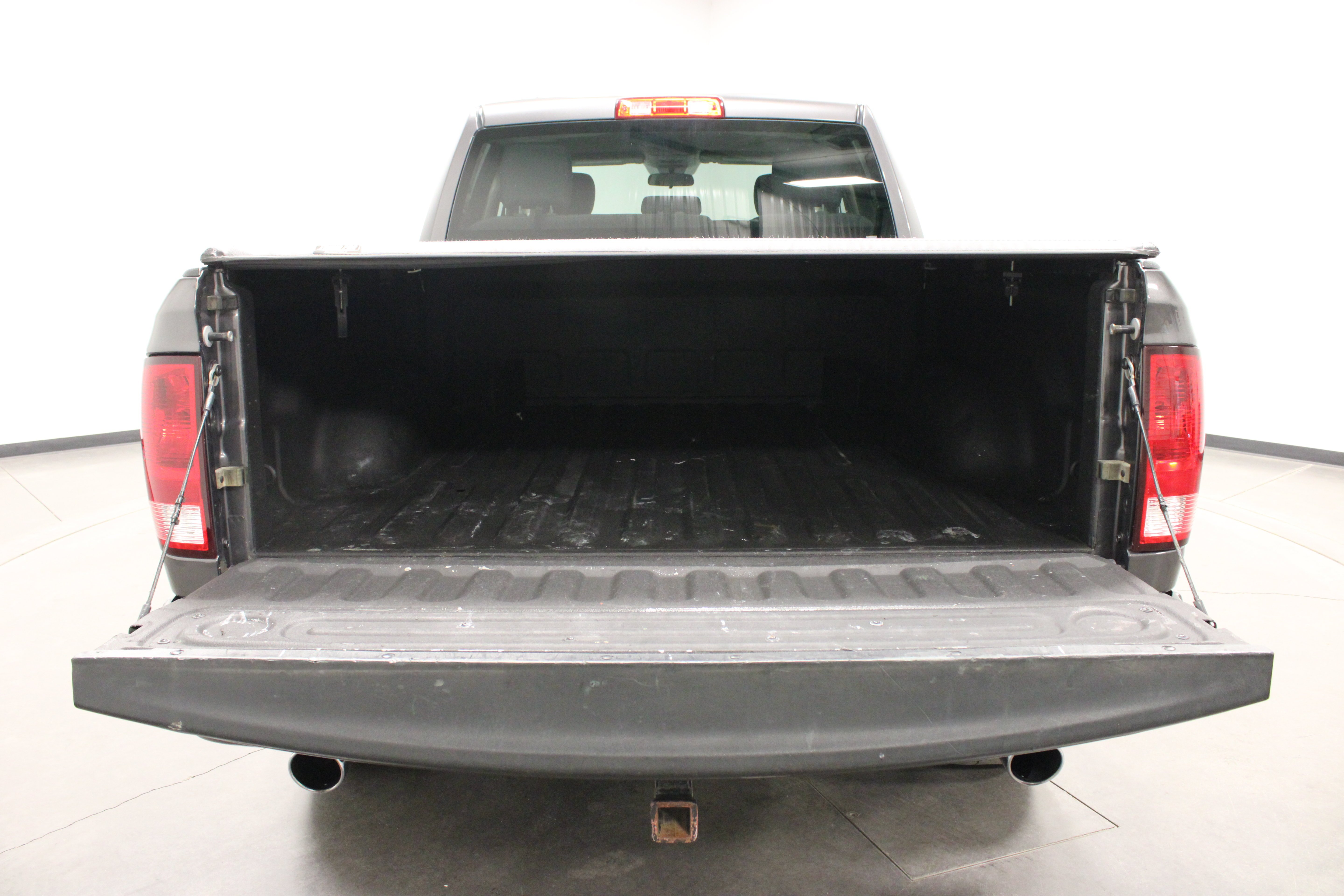 Used 2017 Granite Crystal Metallic Clearcoat Ram Express image 14