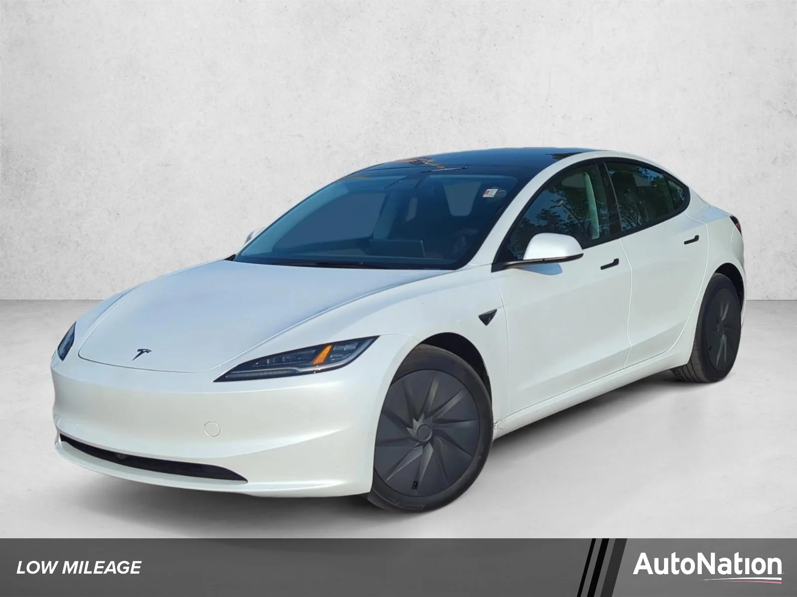 Used 2025 White Tesla Standard image 1