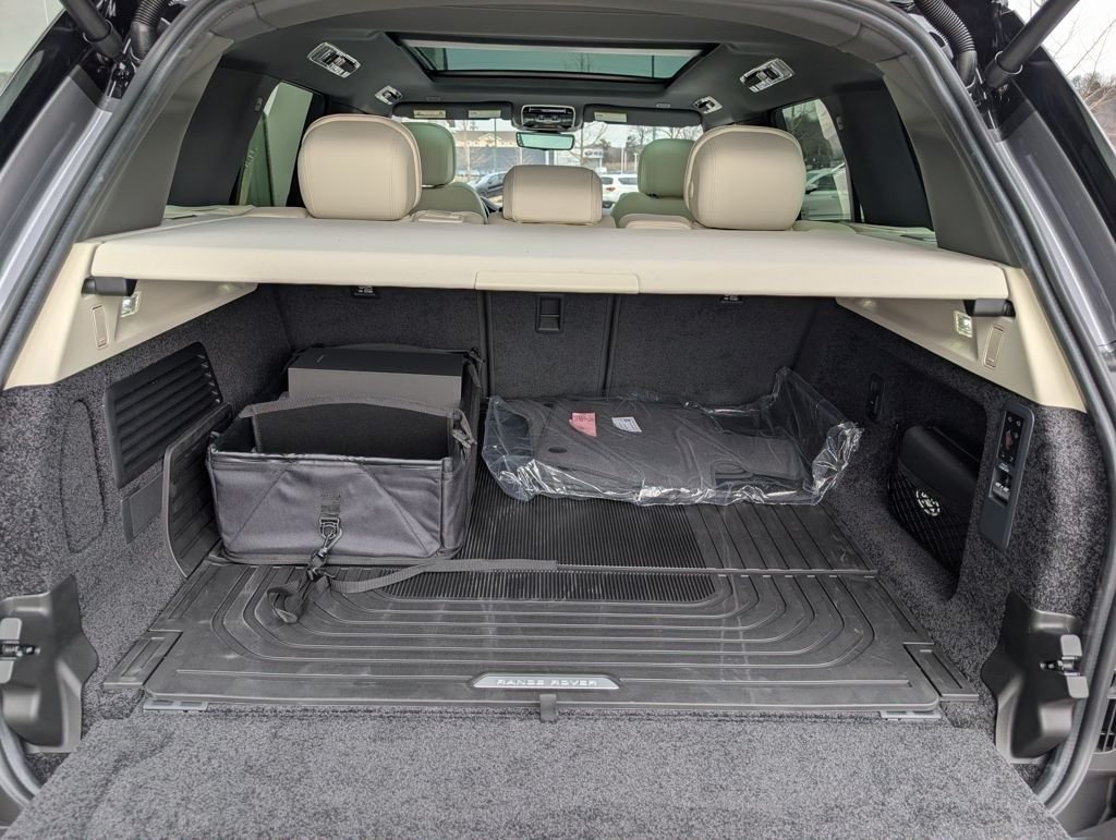 New 2026 Eiger Grey LAND ROVER SE PHEV image 26