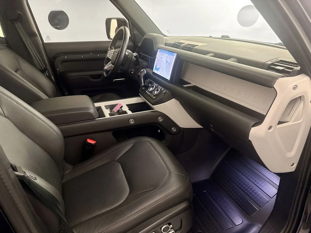 Used 2025 Black Land Rover X-Dynamic SE image 26