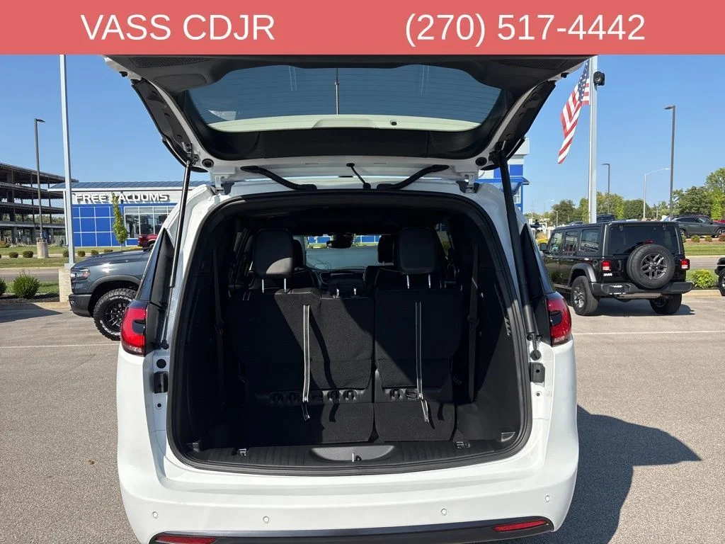 2026 Chrysler Pacifica Limited - Photo 8