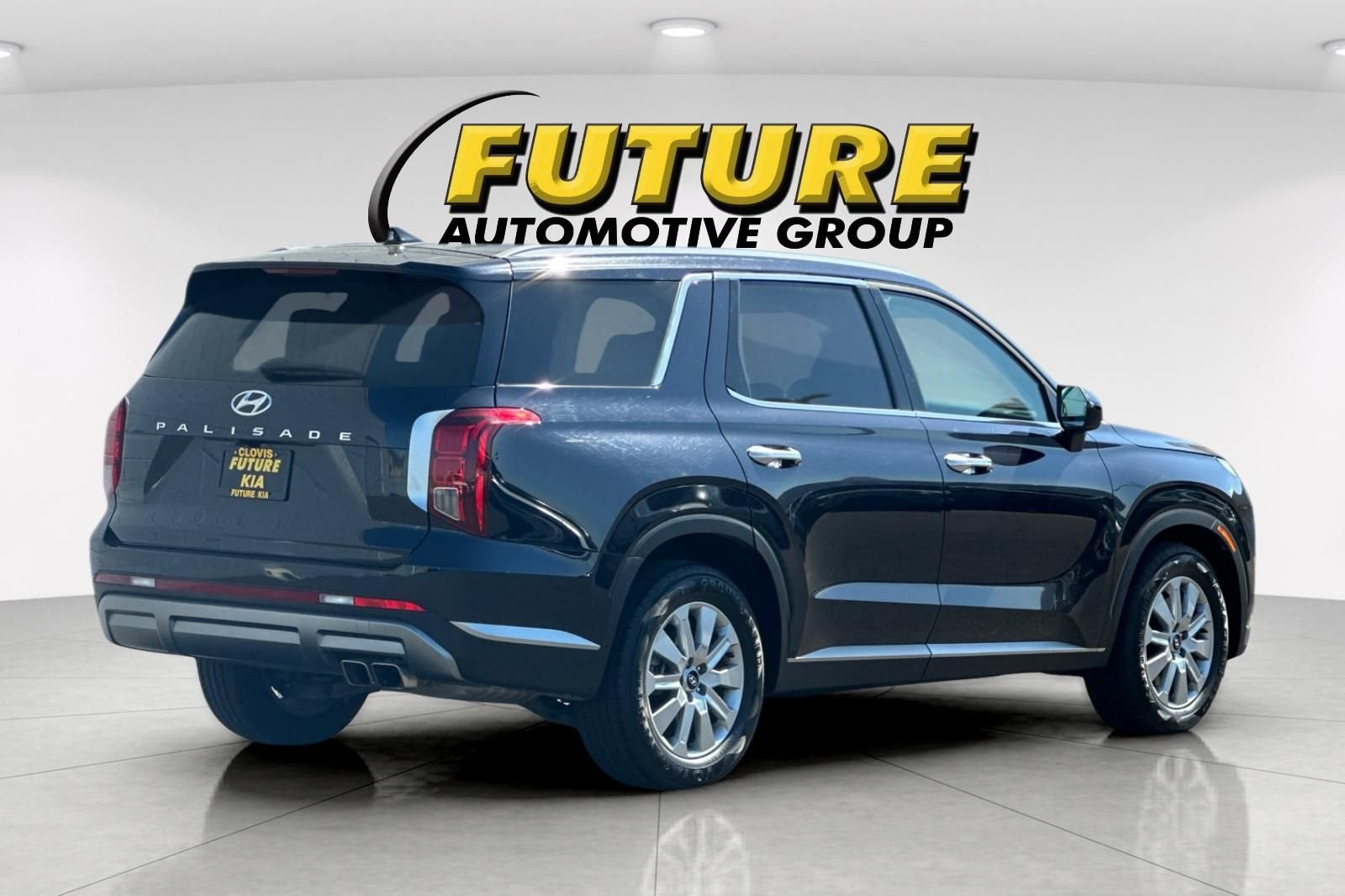 Used 2025 White Hyundai SEL image 4