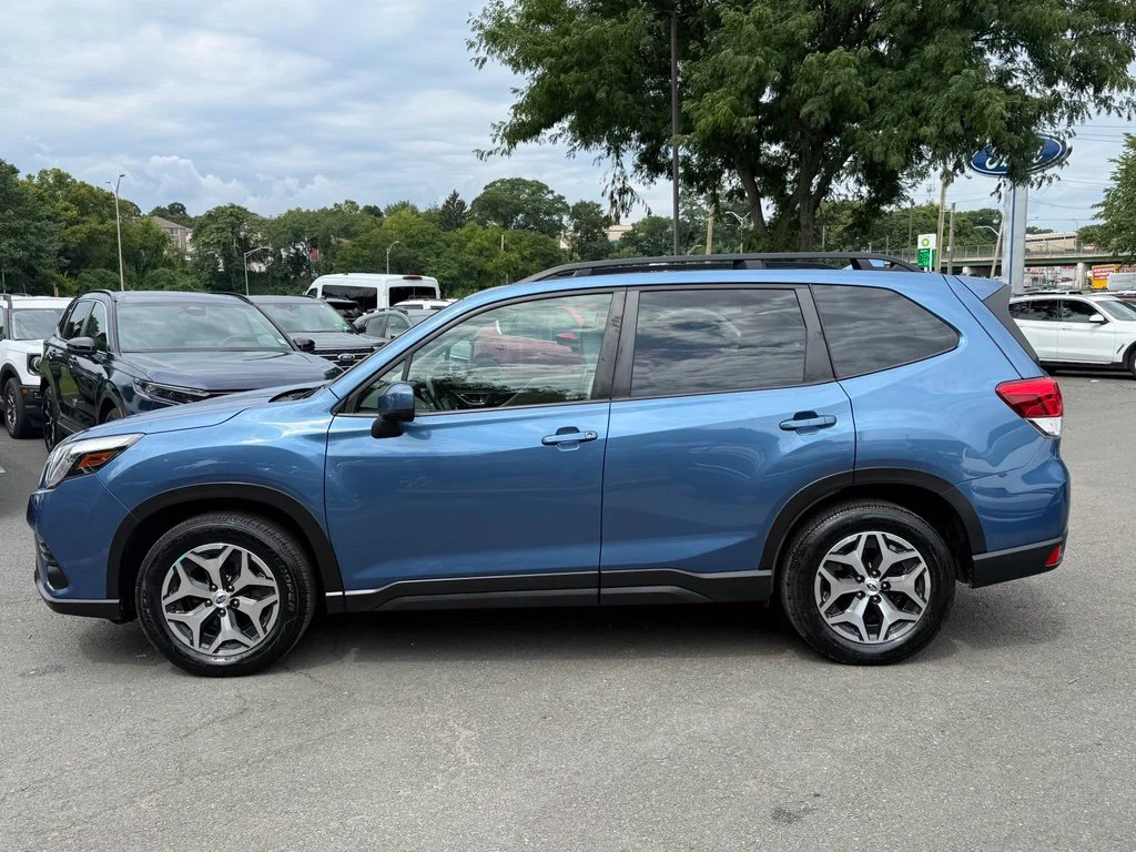 Used 2023 Horizon Blue Pearl Subaru Premium image 11