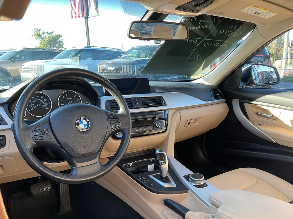 Used 2018 Mediterranean Blue Metallic BMW 320i xDrive image 14