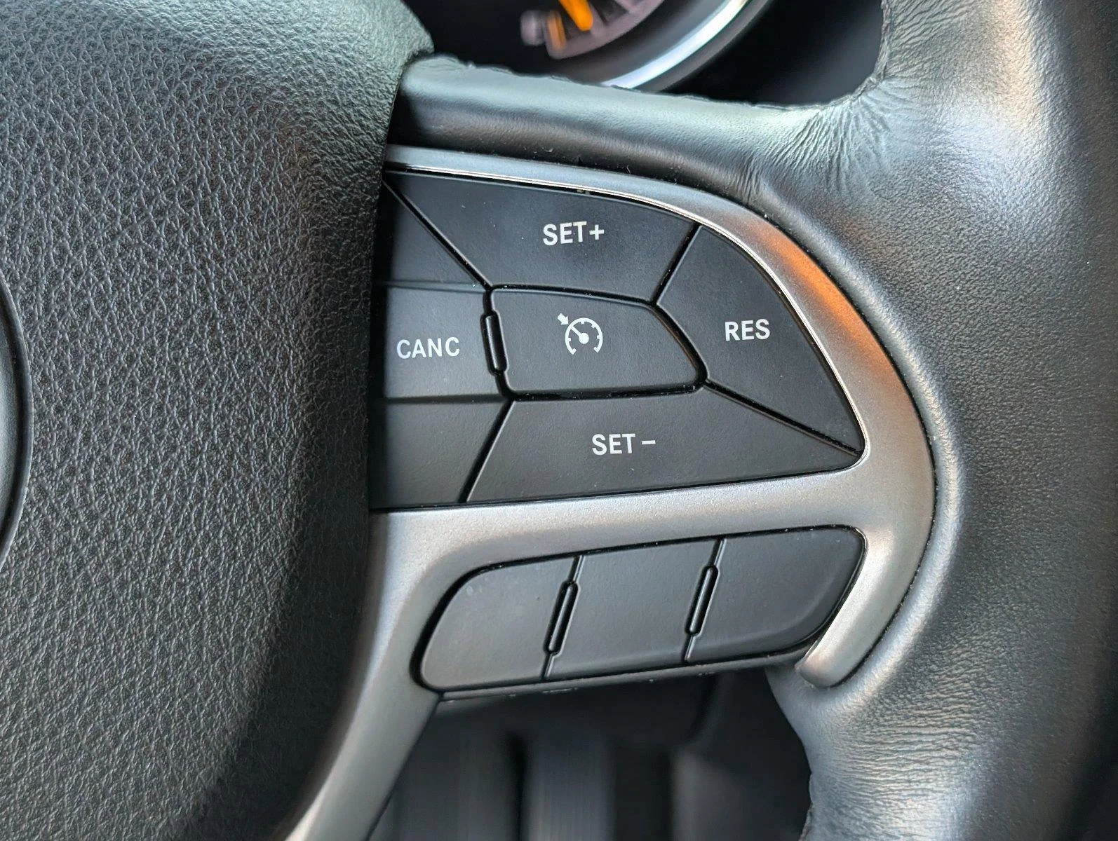 Used 2018 Granite Crystal Metallic Clearcoat Jeep Limited image 28