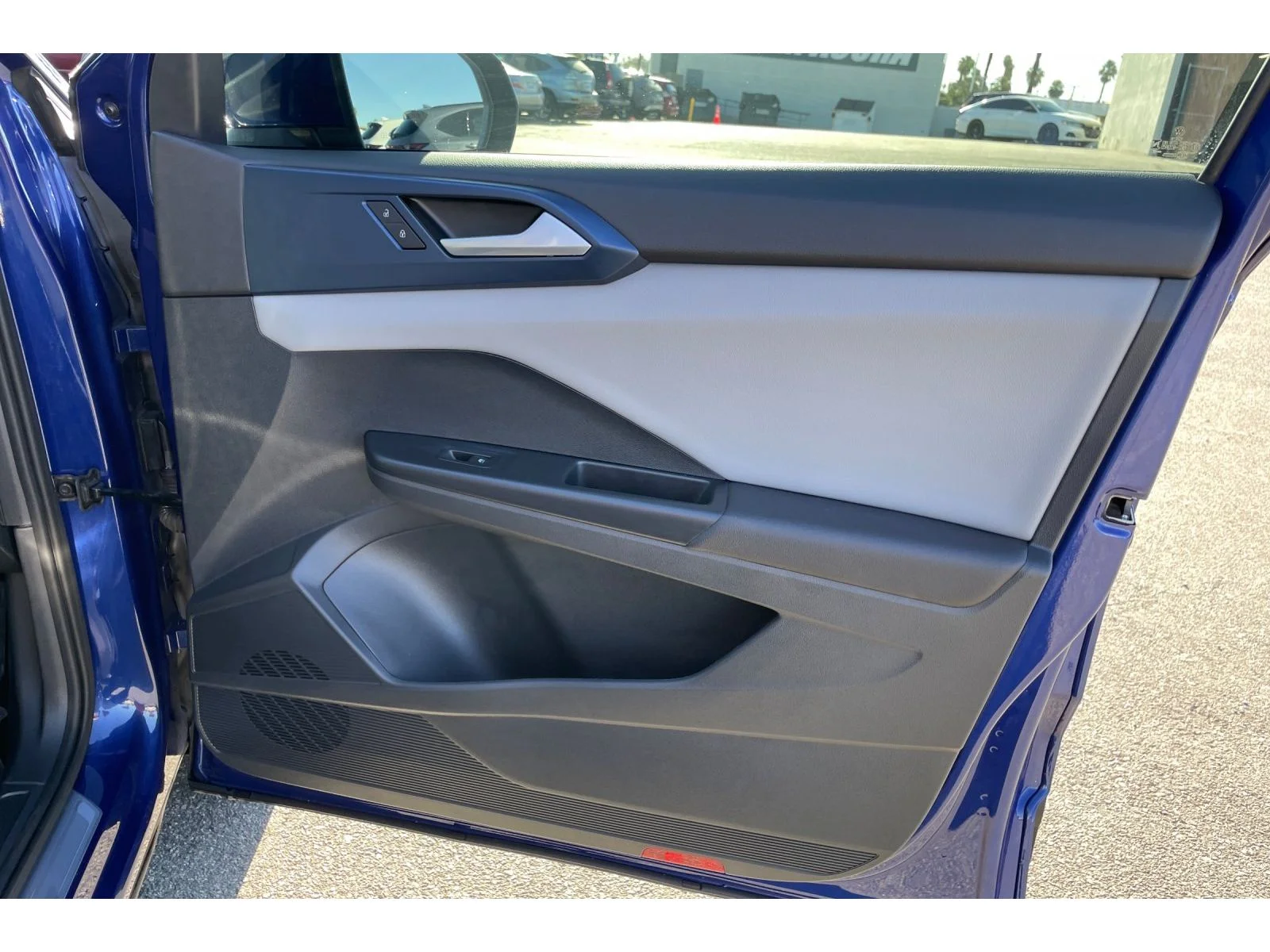Used 2023 Dusk Blue Metallic Volkswagen SE image 19