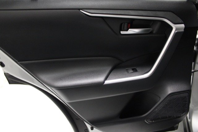 Certified Used 2019 Silver Toyota Xle premium image 16