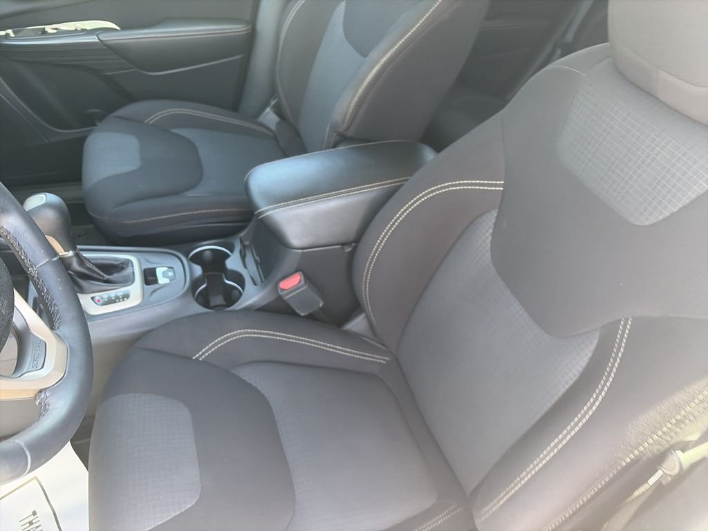 Used 2016 Bright White Clearcoat Jeep Latitude image 12