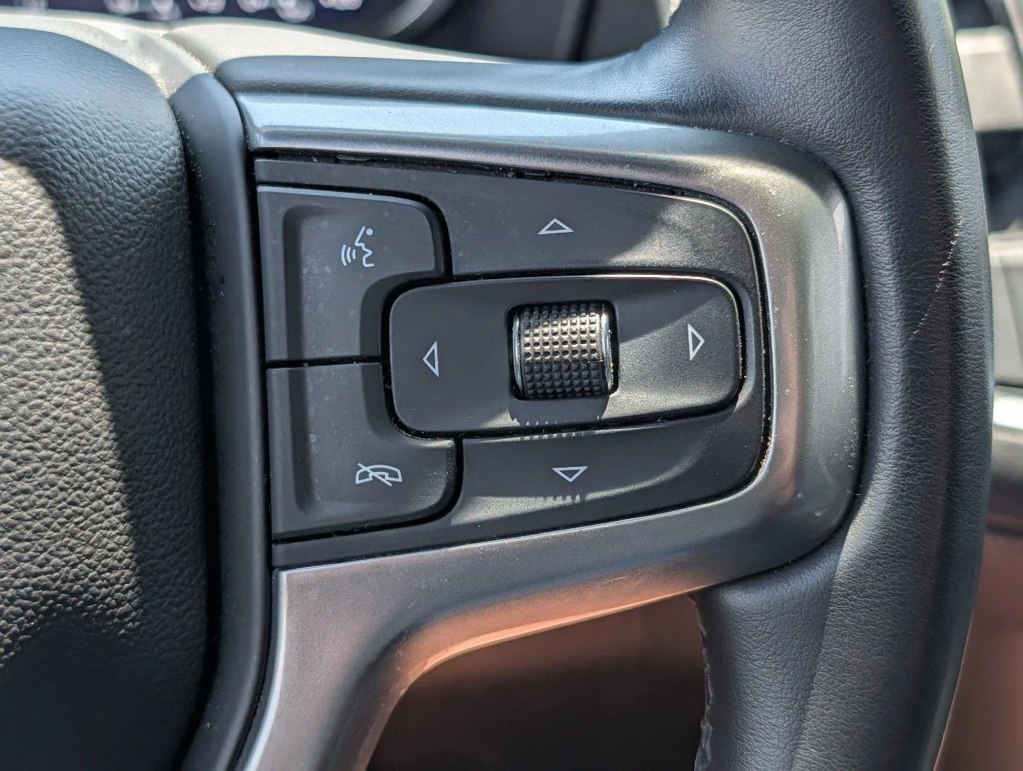 Used 2023 SILVER SAGE METALLIC Chevrolet LT image 24