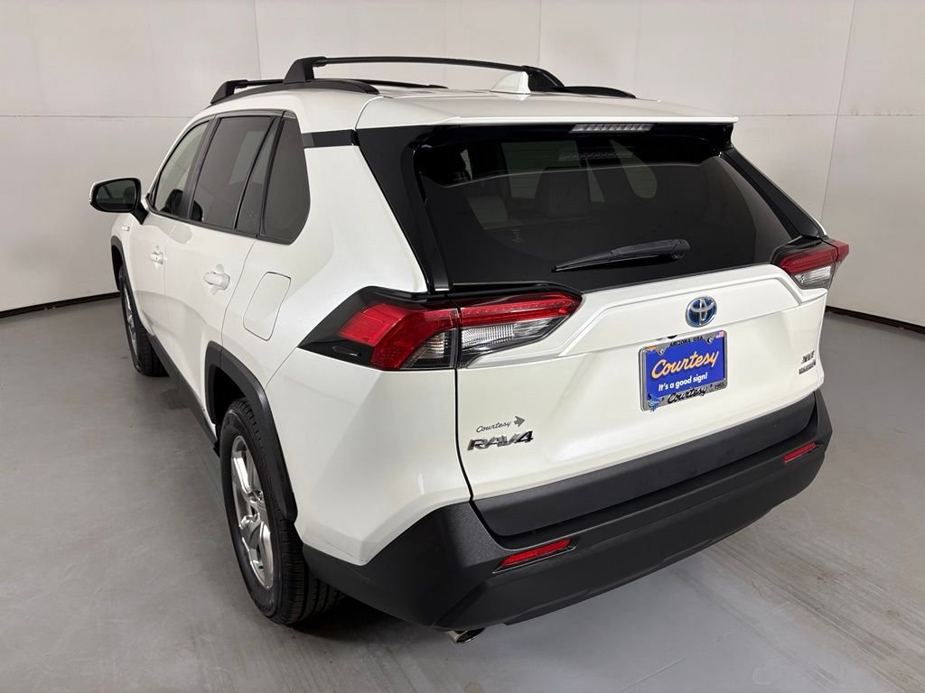Used 2021 White Toyota XLE Premium image 6