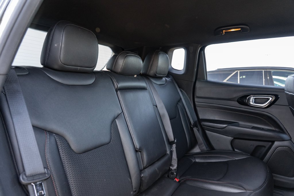 Used 2025 Diamond Black Crystal Pearlcoat Jeep Trailhawk image 27