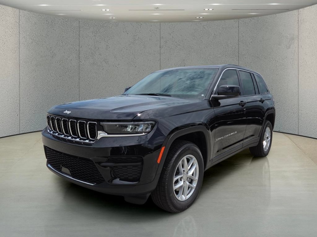 New 2026 Diamond Black Crystal Pearl-Coat Exterior Paint Jeep Laredo image 11