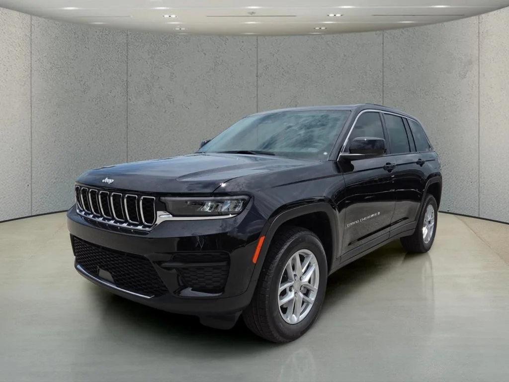 New 2026 Diamond Black Crystal Pearl-Coat Exterior Paint Jeep Laredo image 11