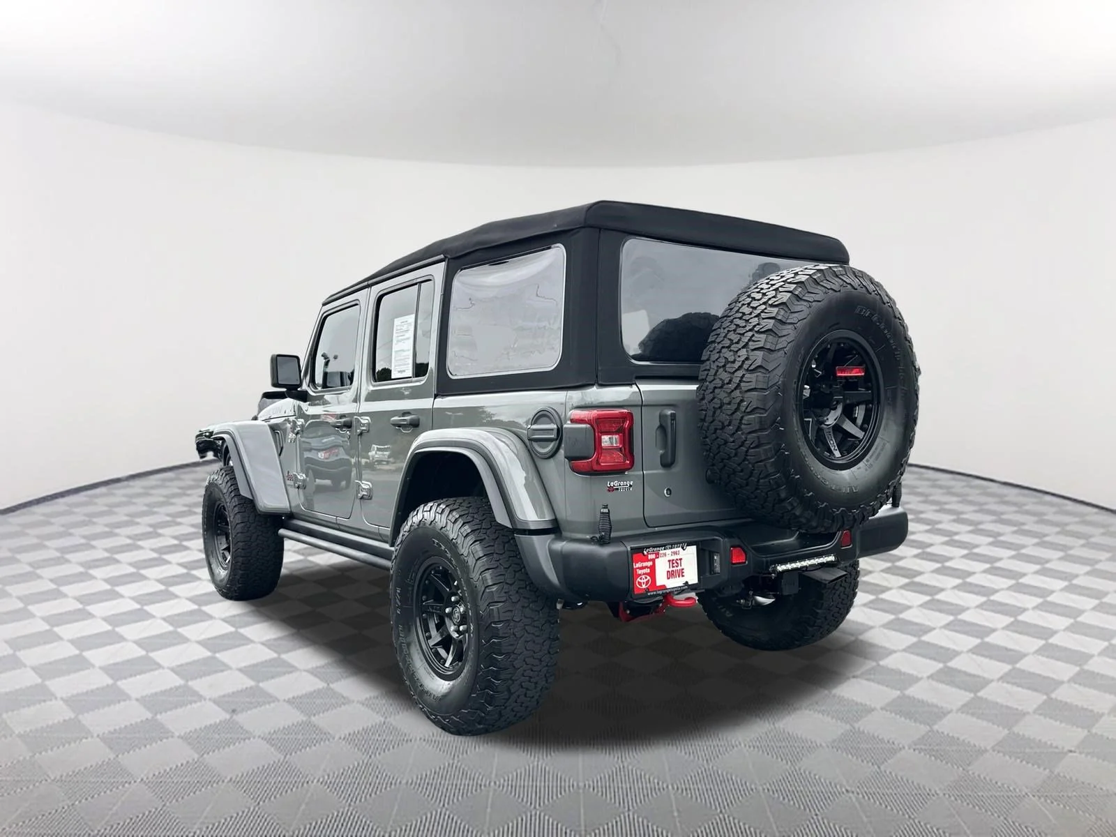 Used 2019 Sting-Gray Clear Coat Jeep Rubicon image 7