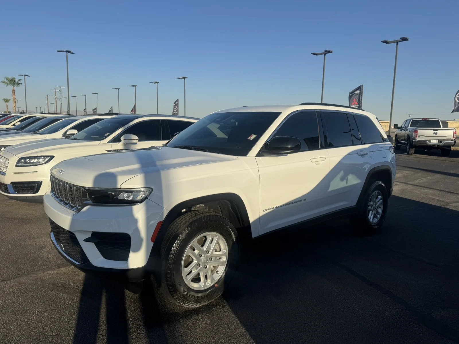 Used 2024  Jeep Laredo image 1