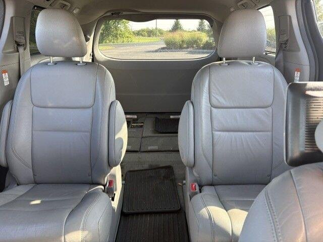 Used 2017 Predawn Gray Mica Toyota XLE image 15