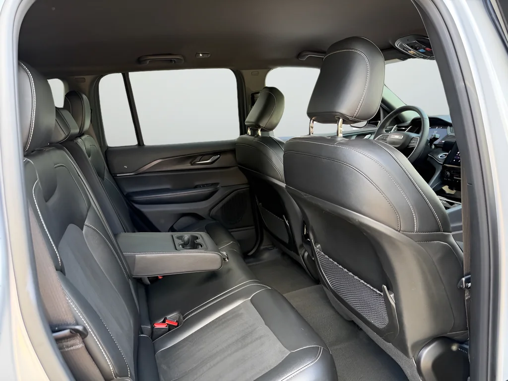 Used 2025 Silver Jeep Altitude image 27