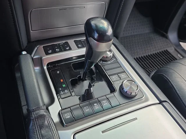 Used 2017  Toyota Base image 26