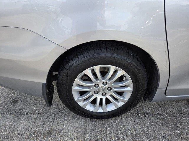 Used 2015 Silver Sky Metallic Toyota XLE Premium 8-Passenger image 29