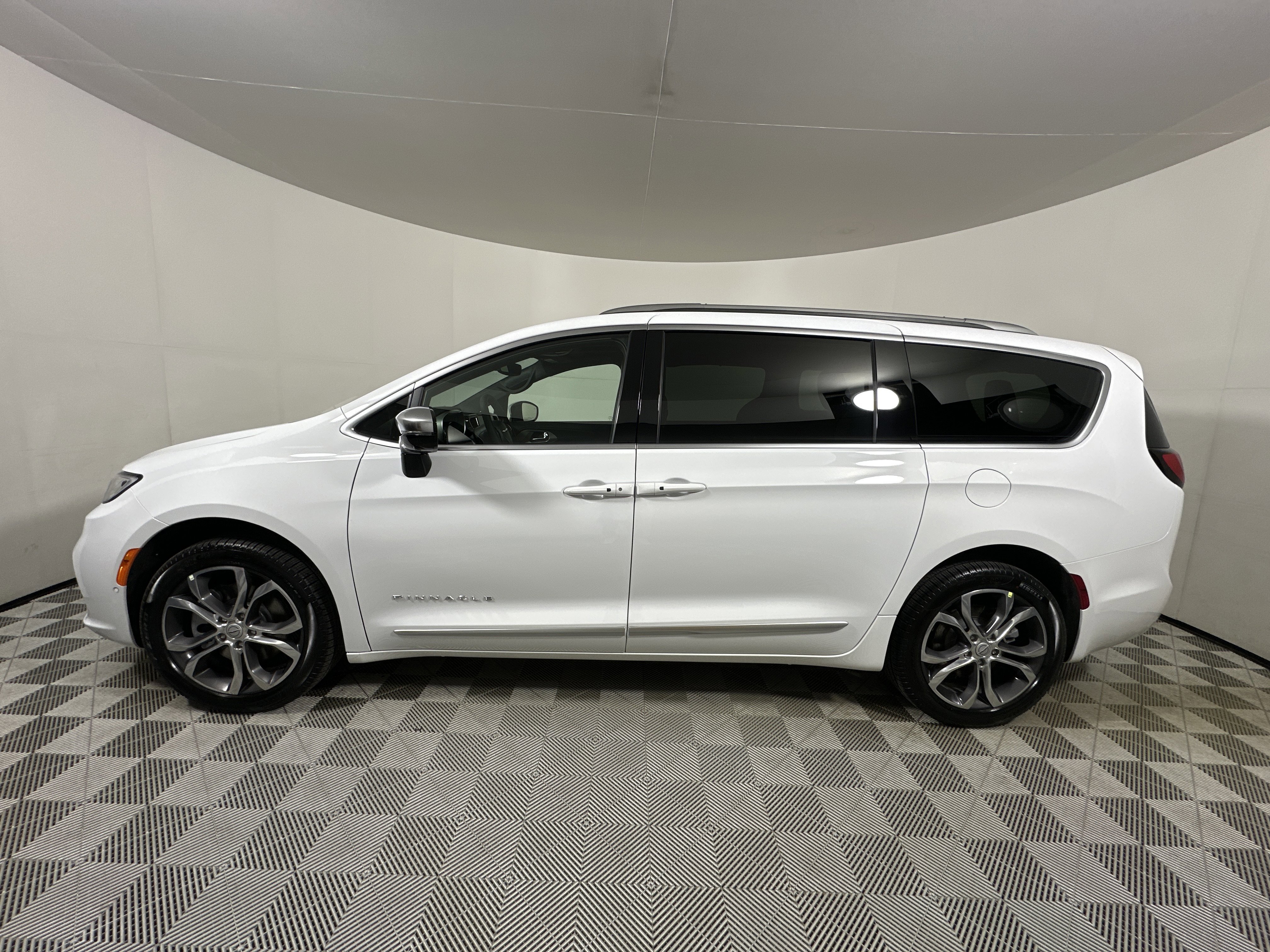 New 2026 Bright White Clear-Coat Exterior Paint Chrysler Pinnacle image 4