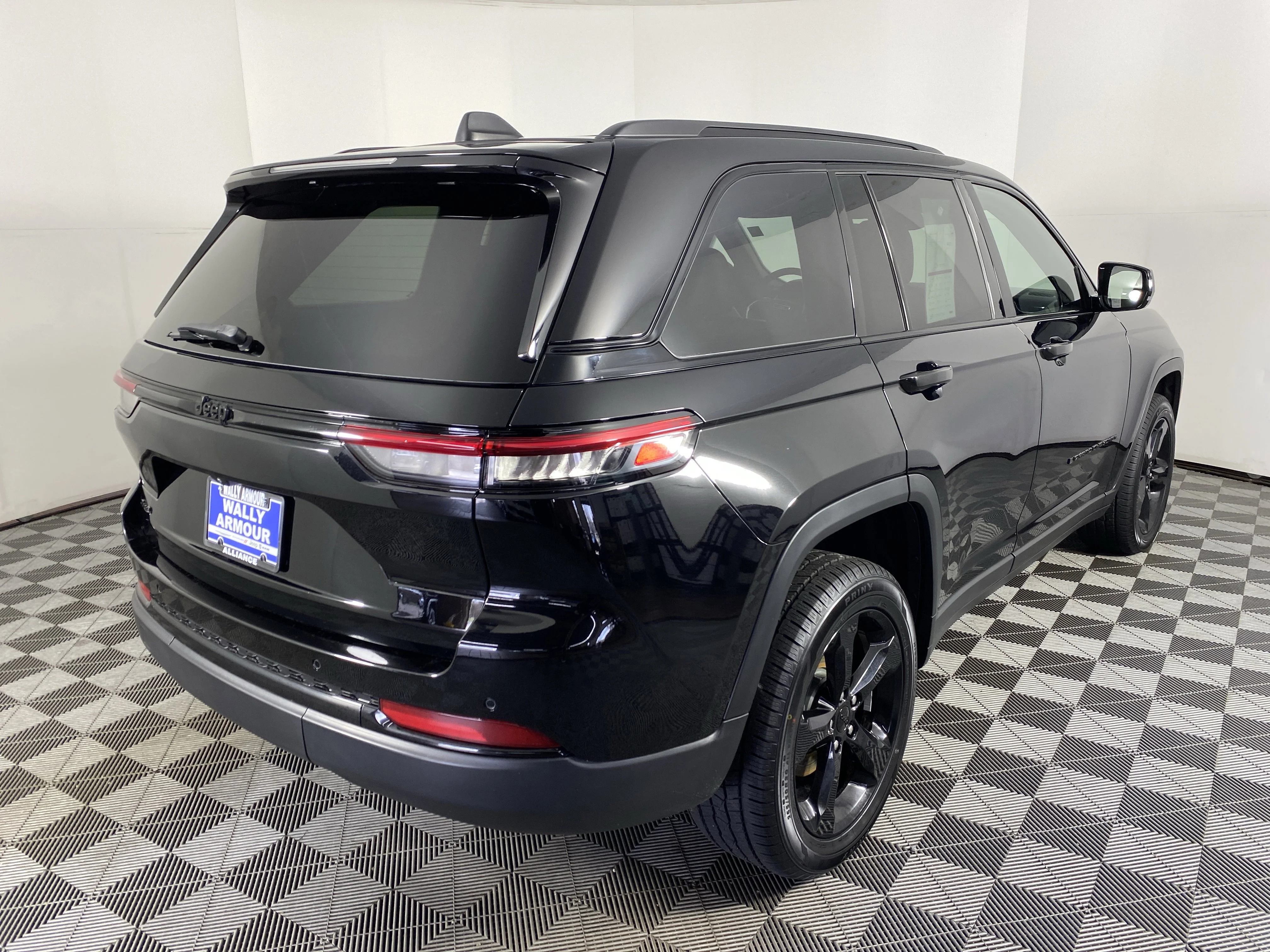 Used 2023 Diamond Black Crystal Pearlcoat Jeep Altitude image 8