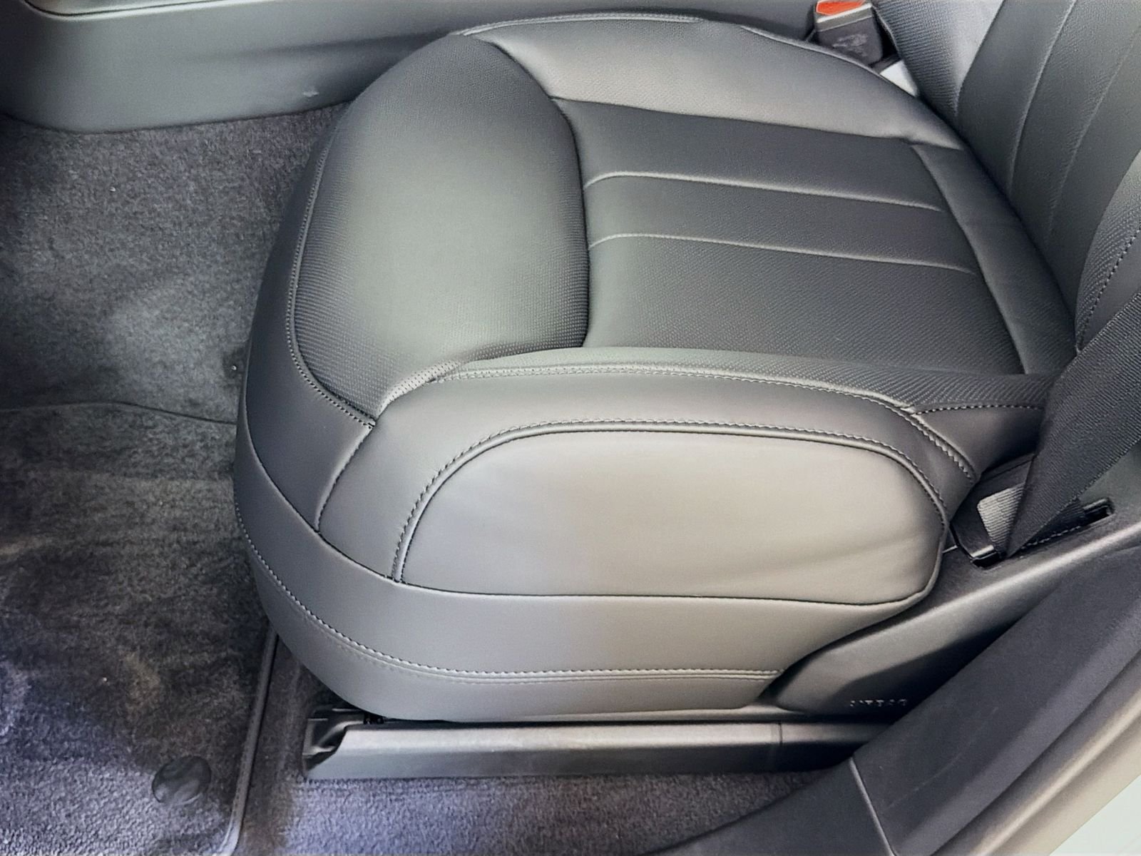 New 2026 Fuji White Land Rover SE image 25