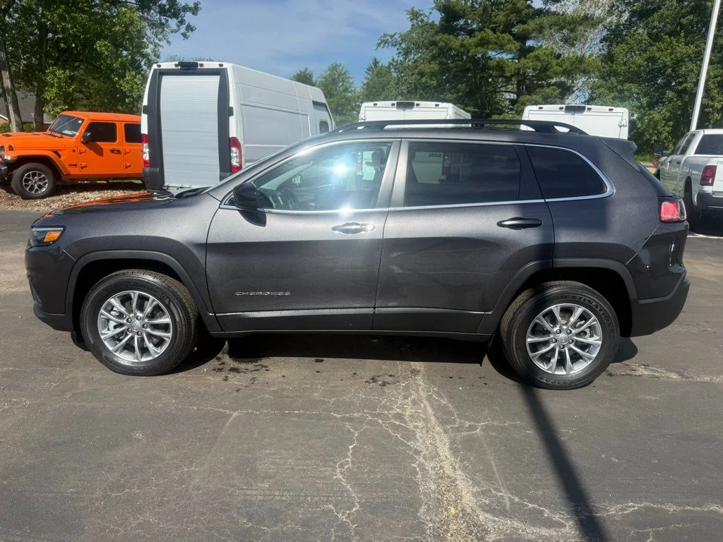 Used 2022 Gray Jeep Latitude Lux image 6