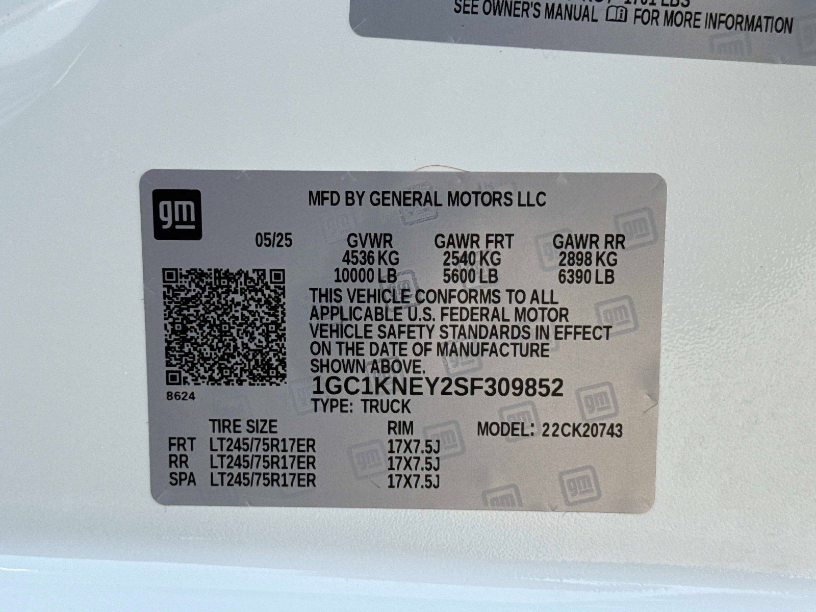 Used 2025 Summit White Chevrolet LT image 33