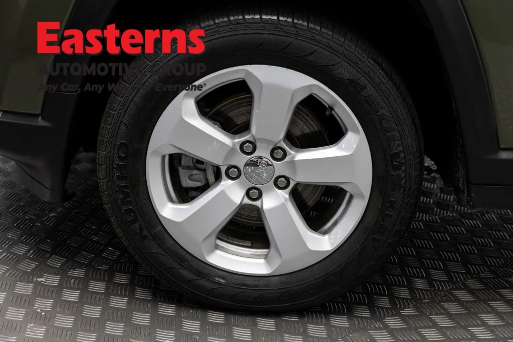 Used 2021 Green Jeep Latitude image 33