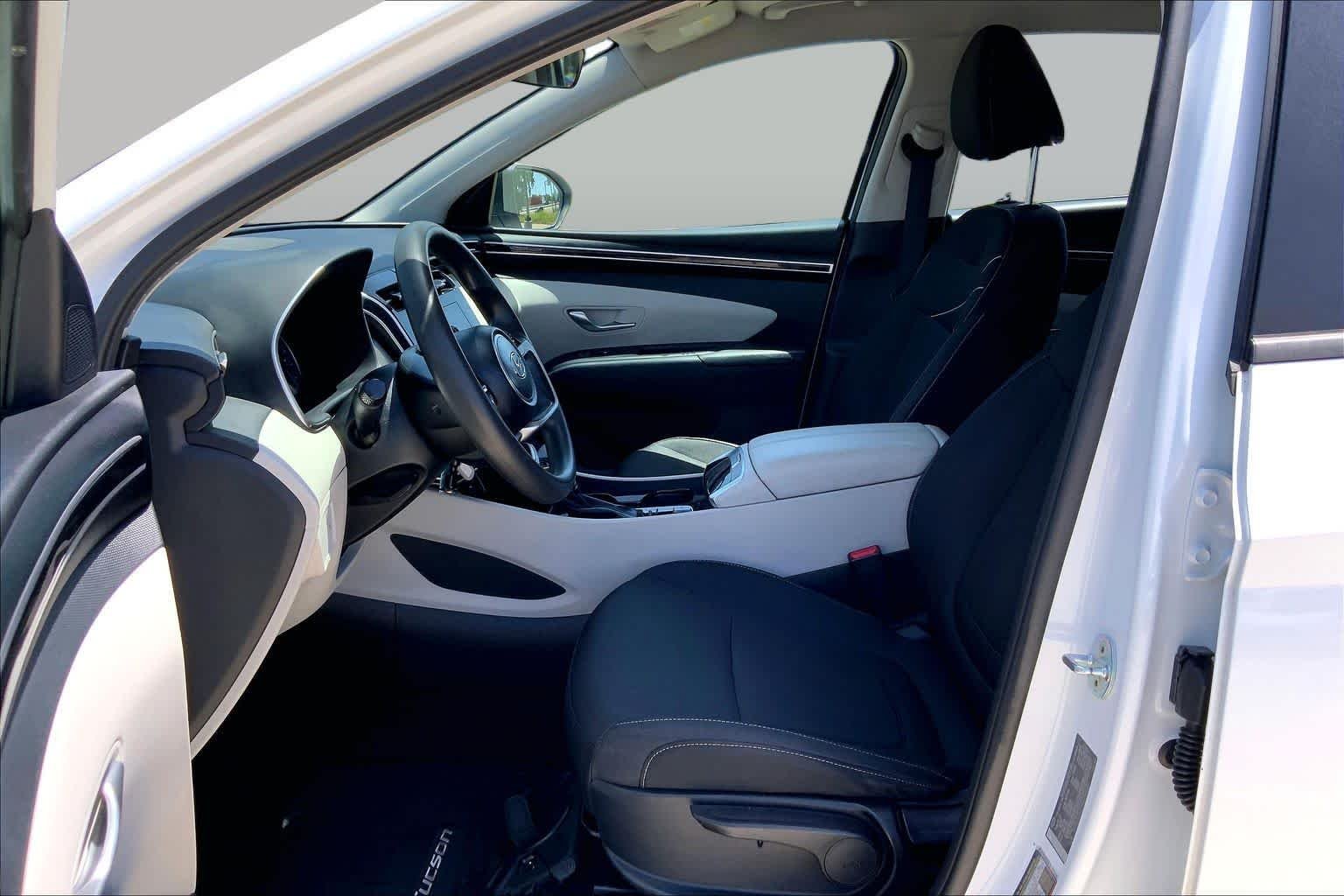 Used 2022 Quartz White Hyundai SE image 8