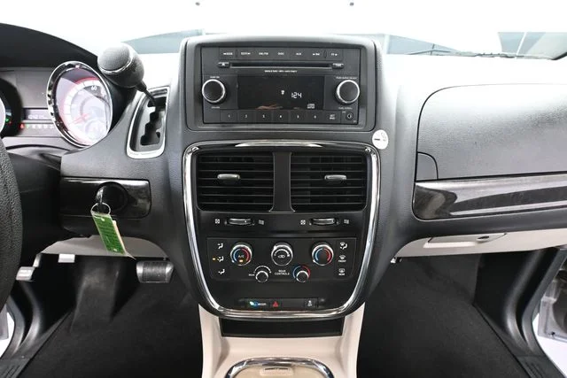 Used 2013 Silver Dodge SXT image 29