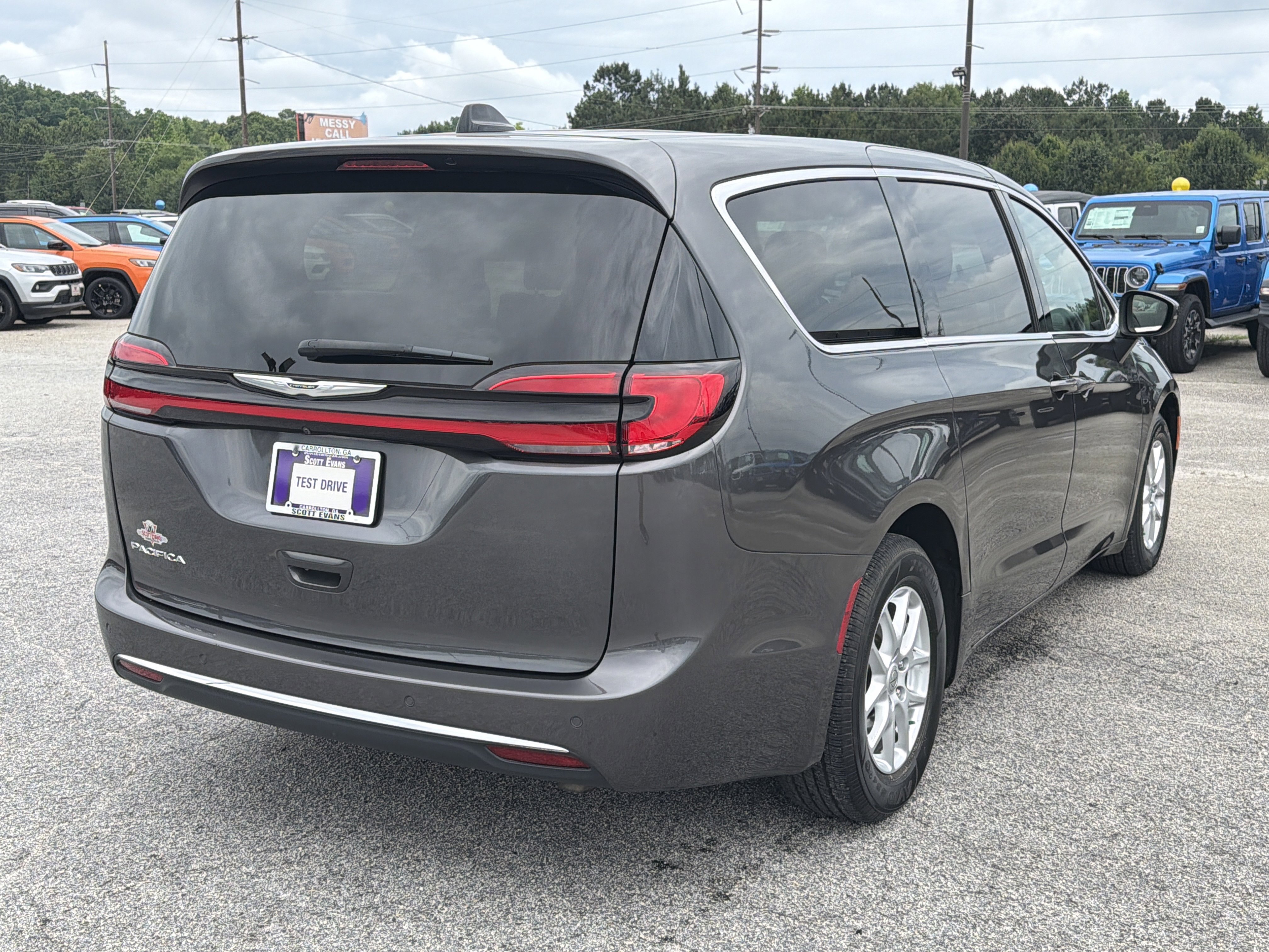 Used 2023 Granite Crystal Metallic Clearcoat Chrysler Touring L image 8