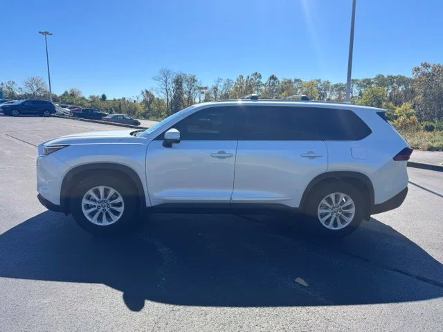 Used 2025 Pearl Toyota XLE image 6