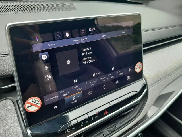 Used 2024 White Jeep Latitude image 21