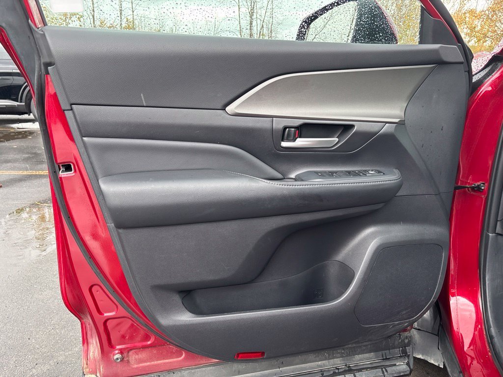 Used 2025  Toyota XLE image 13
