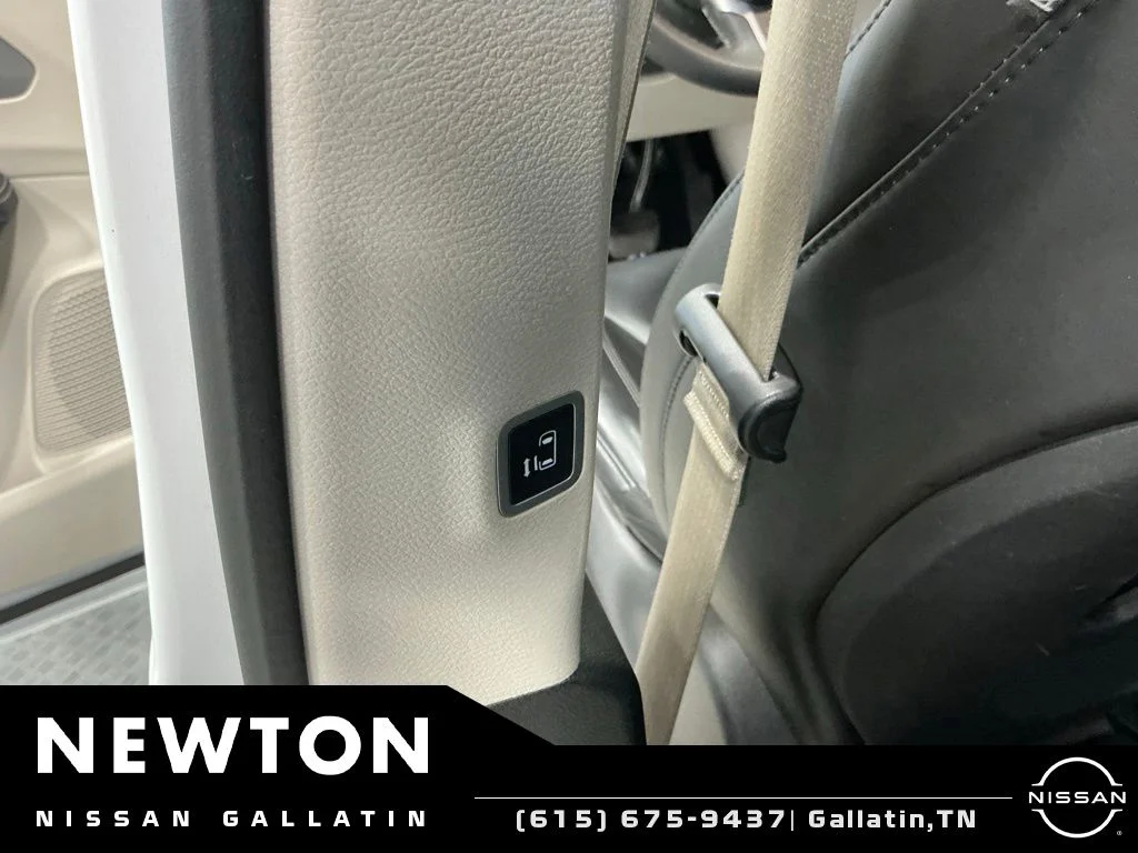 Used 2023 Bright White Clearcoat Chrysler Touring L image 43