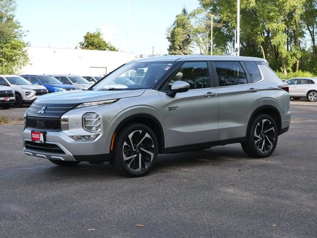 Used 2024 Silver Mitsubishi SE image 2