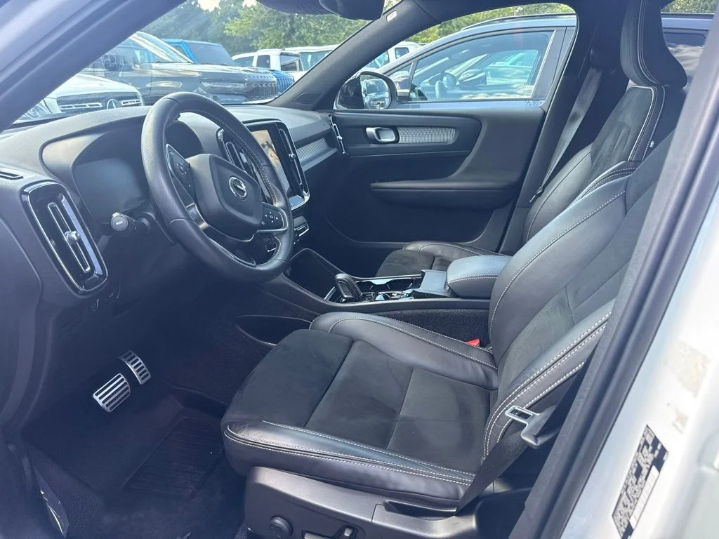 Used 2021 White Volvo R-Design image 3