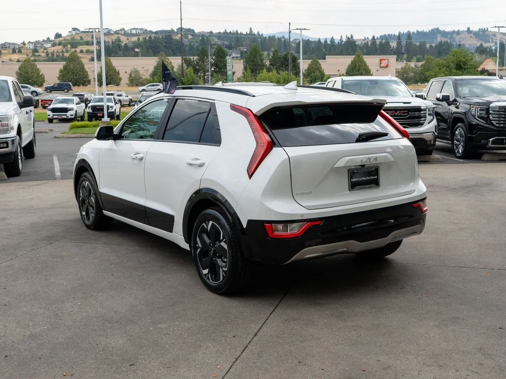 Certified Used 2024 White Kia Wind image 5