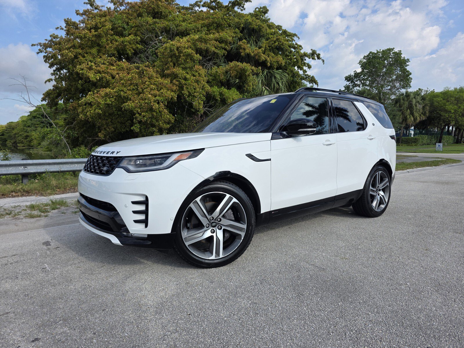 Certified Used 2022 Fuji White Land Rover HSE R-Dynamic image 1