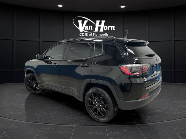 Used 2025 Diamond Black Jeep Latitude image 5