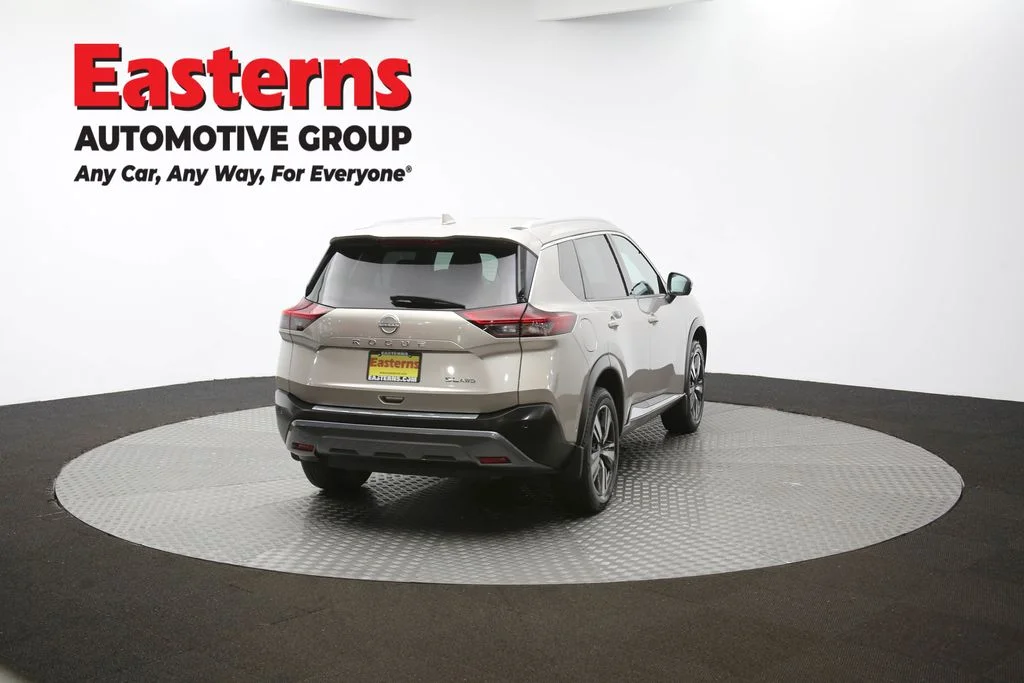 Used 2022 Silver Nissan SL image 37
